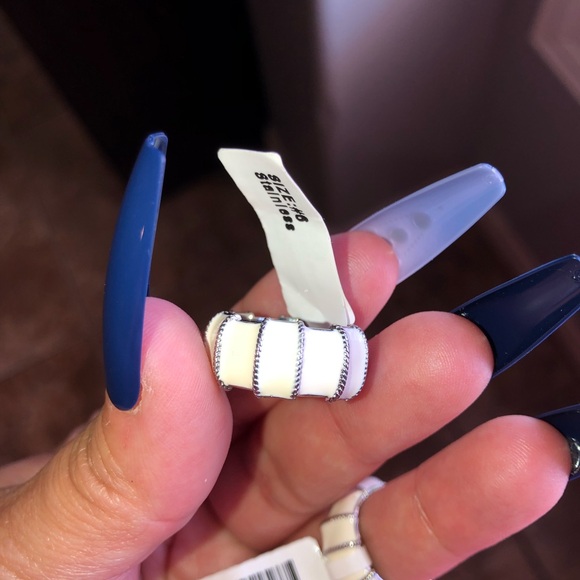 BEAUTIFUL WHITE AND SILVER STAINLESS STEEL RING NEW 🔥SIZE6 - Picture 5 of 8